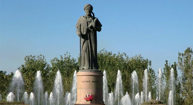 Памятник Алишеру Навои в узбекском городе Навои, названном в честь поэта