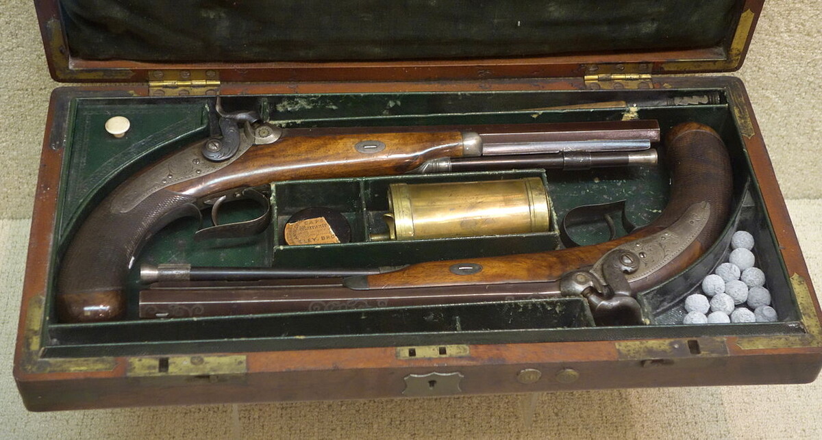 Дуэльные пистолеты.