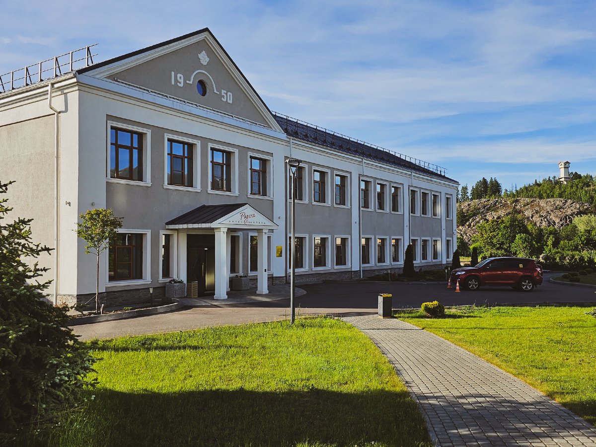 Рядом гора Кухавуори с парком Ваккосалми — одна из главных достопримечательностей Сортавала