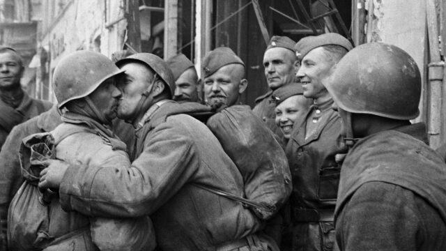 Встреча советских солдат в Берлине. Май 1945. Архивное фото