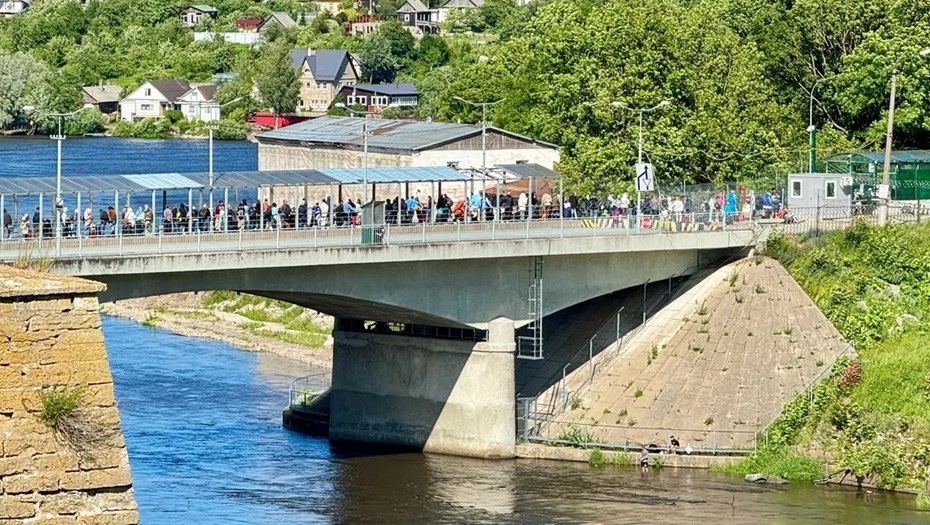    Очередь на мосту между Нарвой и Ивангородом в сторону РФ. 21 июня 2024 года. Автор фото: "Северное побережье"