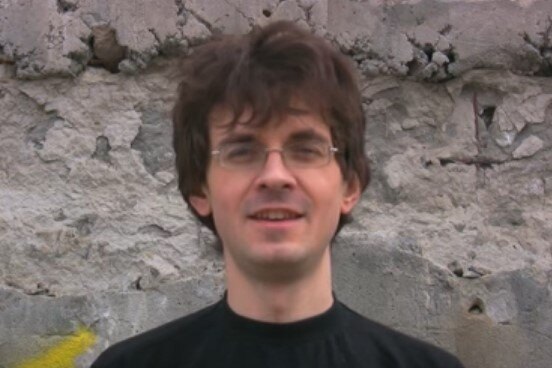     Повзрослел и стал ученым: герой мемного клипа про Виталю из 2010-х неожиданно появился на ТВ