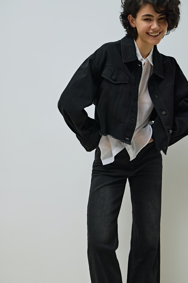 Комплект из темного денима будет потрясающе смотреться с полупрозрачной рубашкой.