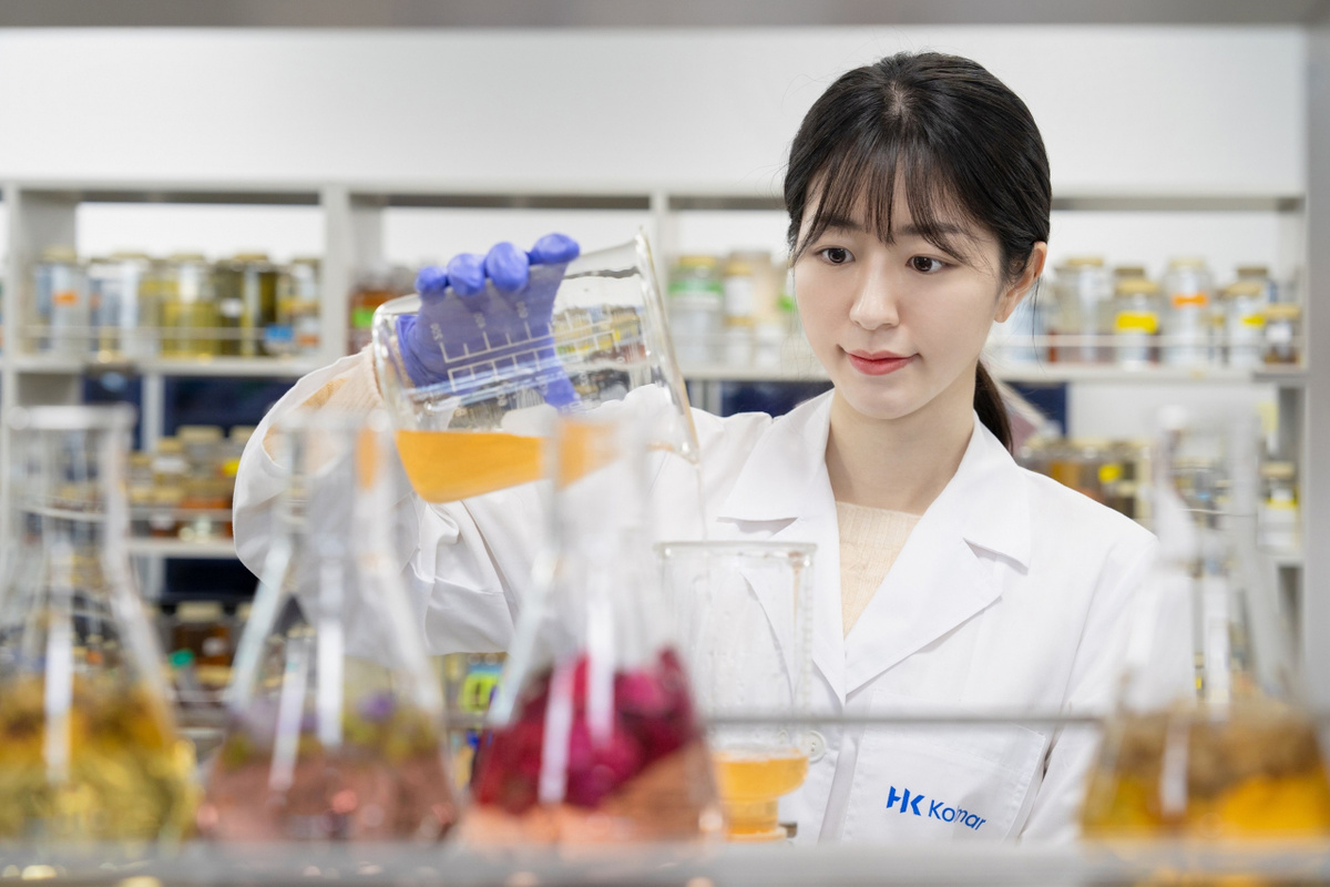 Исследователь Kolmar Korea тестирует материалы, используемые в косметике (Kolmar Korea)
