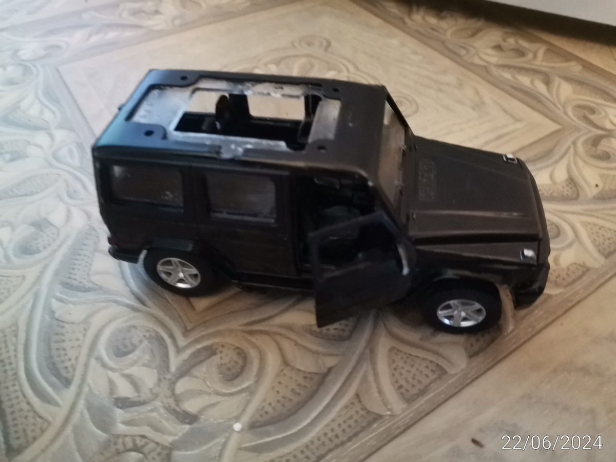 Костя поиграл машиной. Металлическая машина лишилась крыши. 