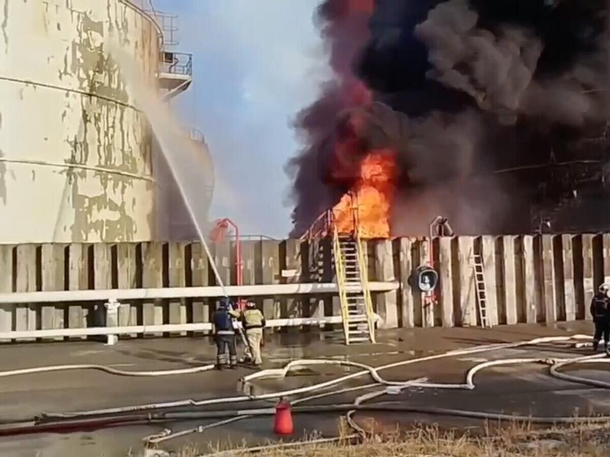    Место возгорания резервуара с нефтепродуктами в Азовском районе Ростовской области© МЧС России/Telegram