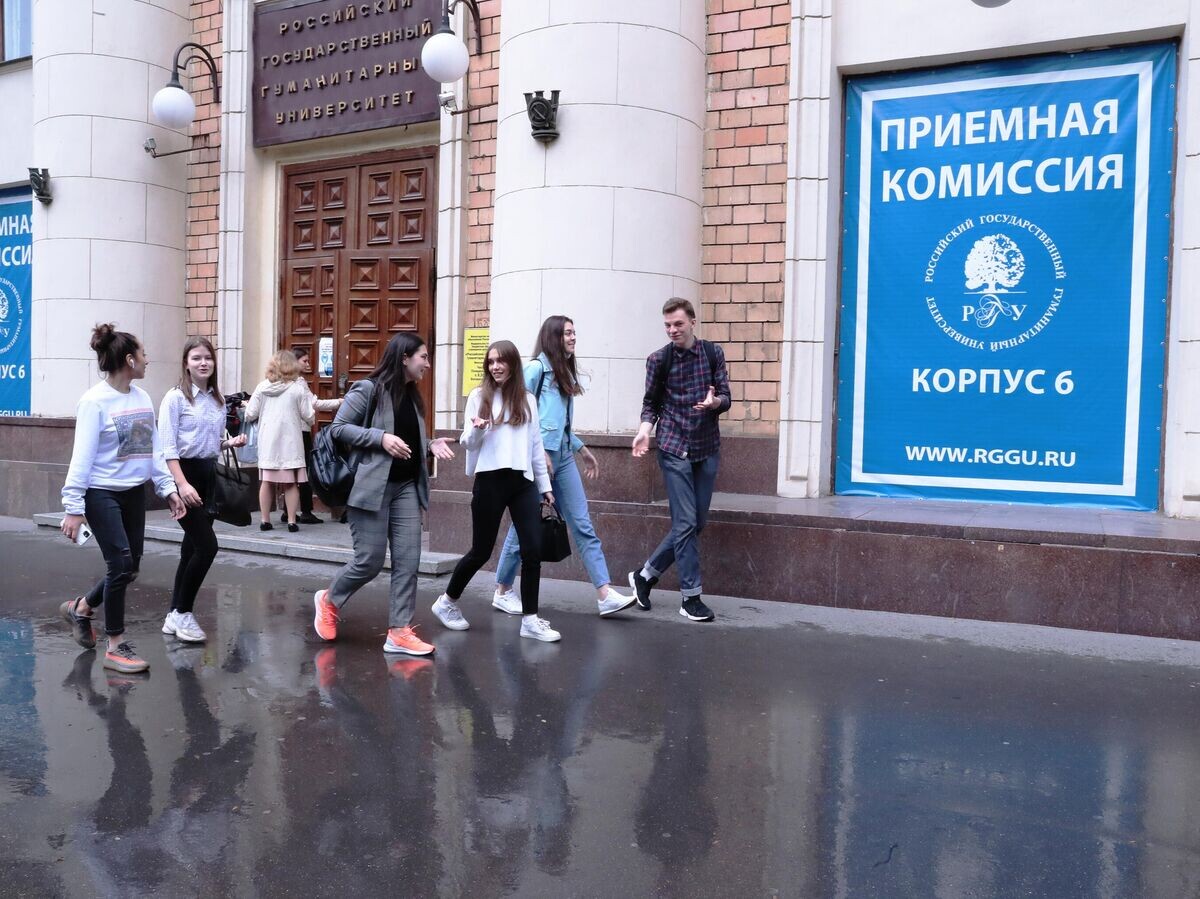    Абитуриенты возле Российского государственного гуманитарного университета© РИА Новости / Виталий Белоусов