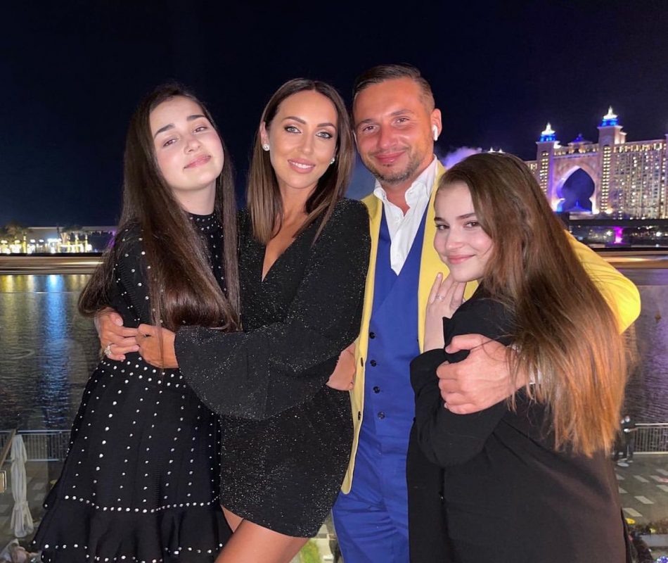   Алсу с мужем и дочерьми