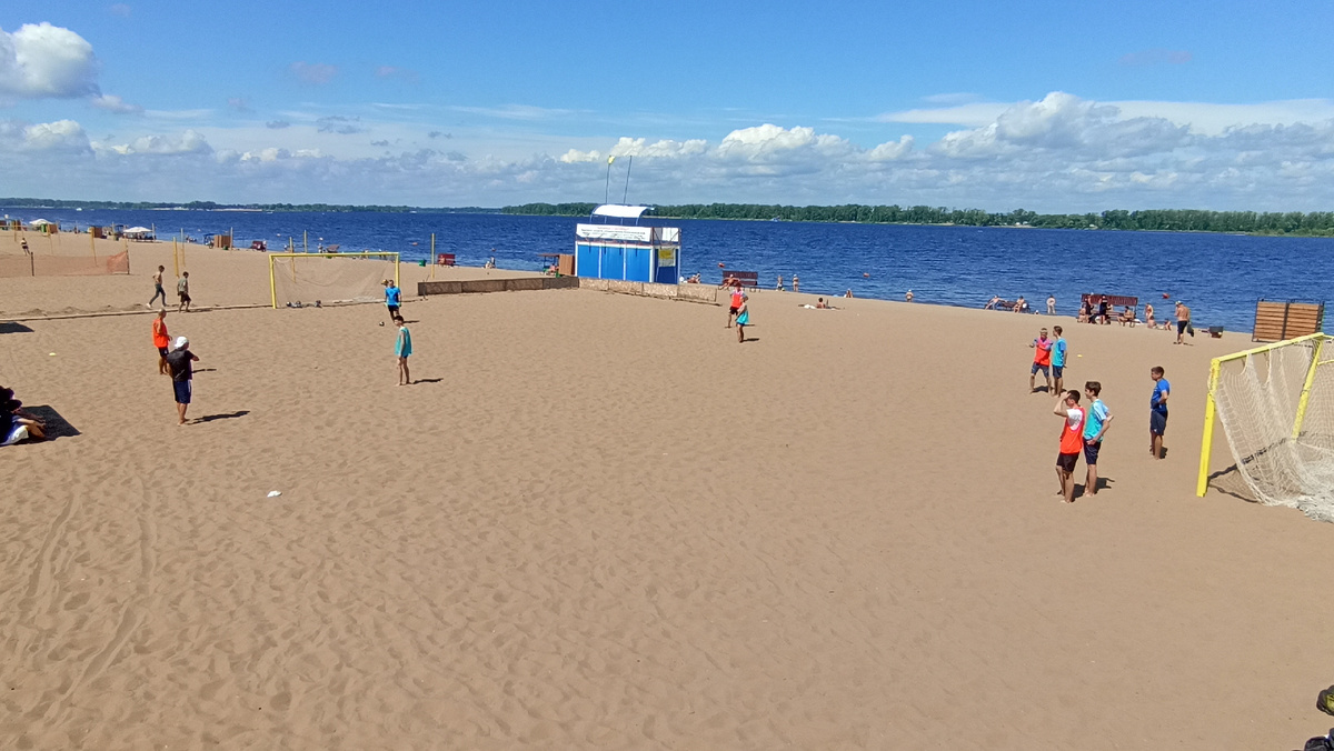 Городской широкий пляж Самары, расположенный в центре города на берегу прекрасной Волги. 
