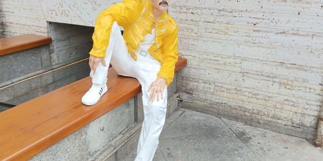 Что делает Фредди Меркьюри на Невском проспекте