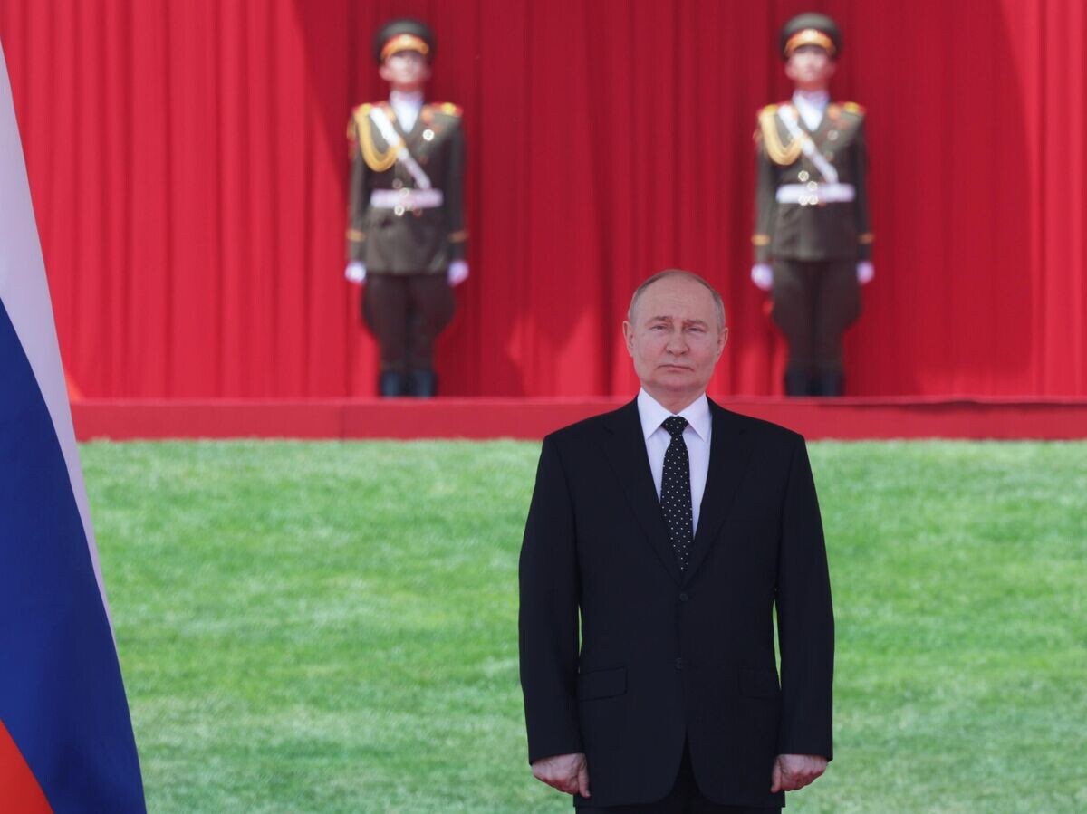    Президент России Владимир Путин на церемонии официальной встречи с председателем государственных дел Корейской Народно-Демократической Республики Ким Чен Ыном на площади Ким Ир Сена в Пхеньяне© РИА Новости / POOL/Гавриил Григоров