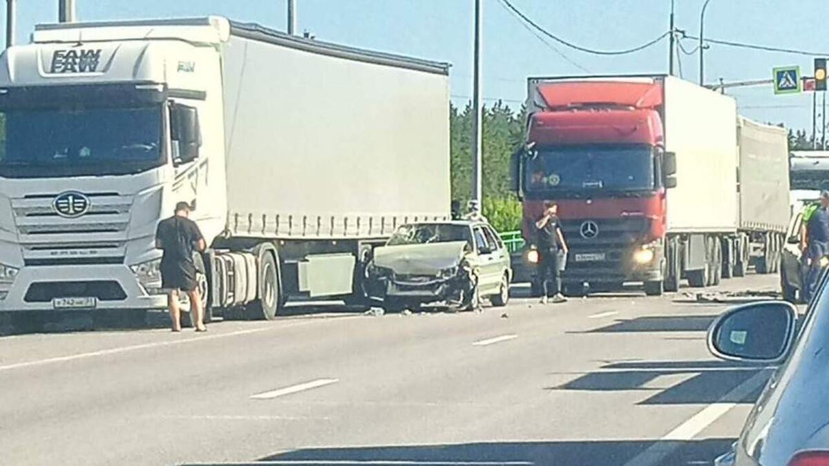    В Курске на объездной столкнулись две легковушки и грузовик