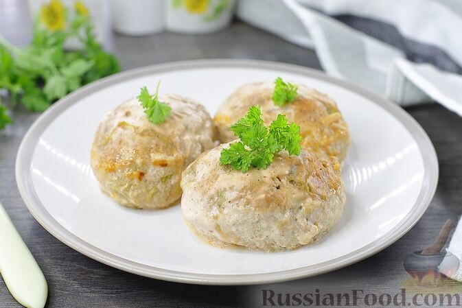 фарш мясной, капуста белокочанная, кускус, сметана, соус томатный, яйца, лук зелёный, соль, перец чёрный молотый, масло растительное