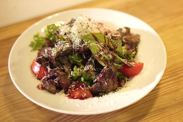салат зеленый с куриной печенью 