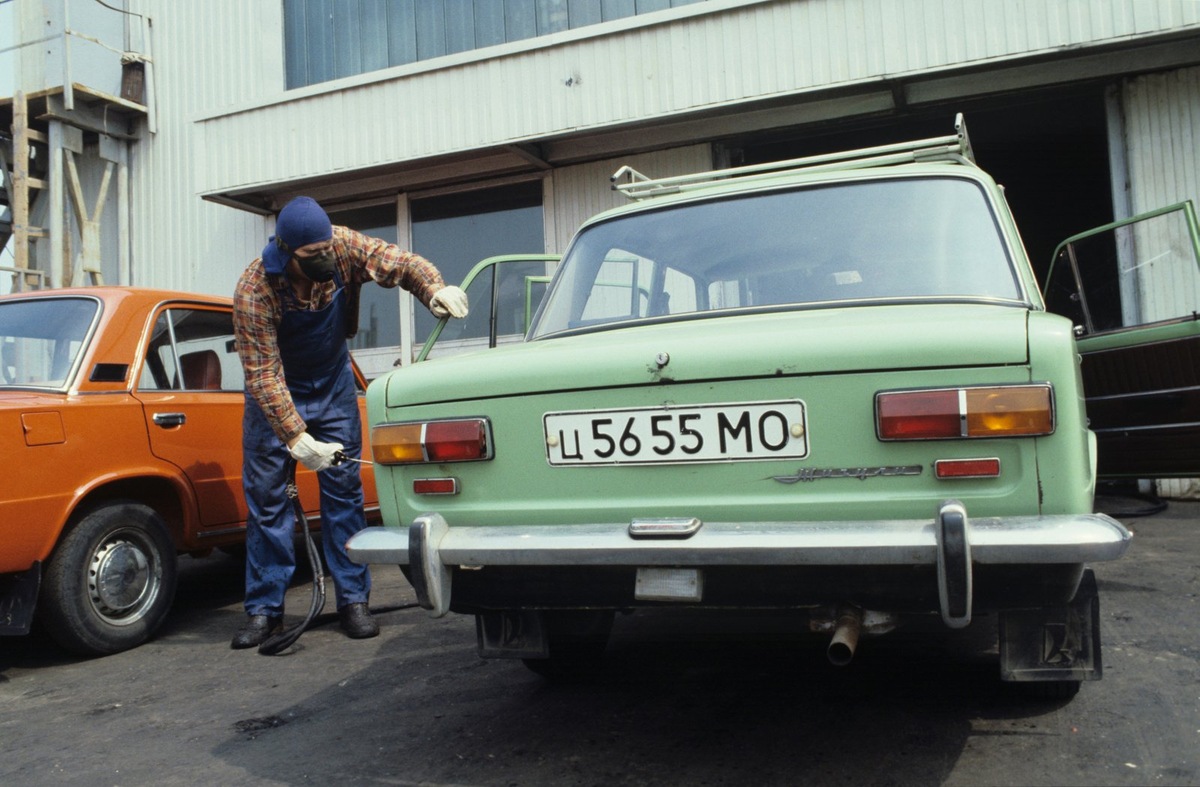    Антикоррозийная обработка автомобиля «Жигули» на станции технического обслуживания автомобилей №1, построенной по польскому проекту в Москве.