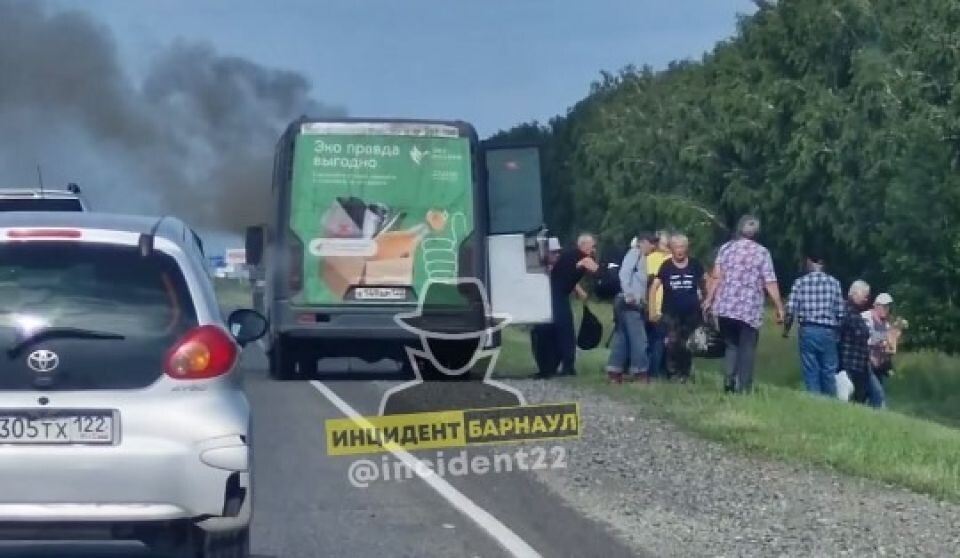    На трассе загорелся автобус. Источник: кадр видео, t.me/incident22