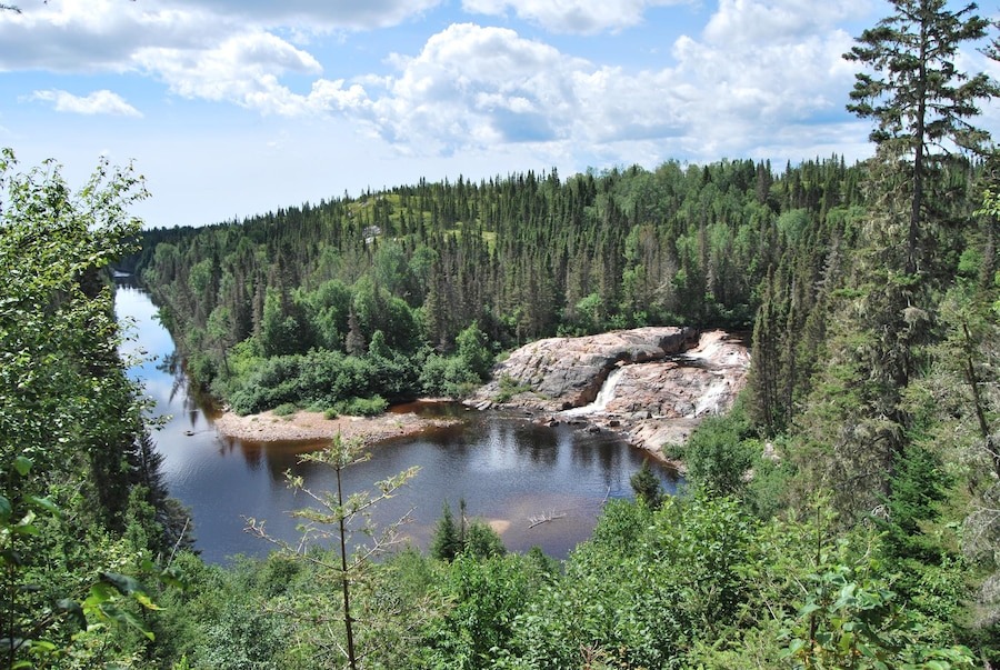 Источник: https://img.freepik.com/premium-photo/scenic-view-lake-forest-against-sky_1048944-25866435.jpg?w=900