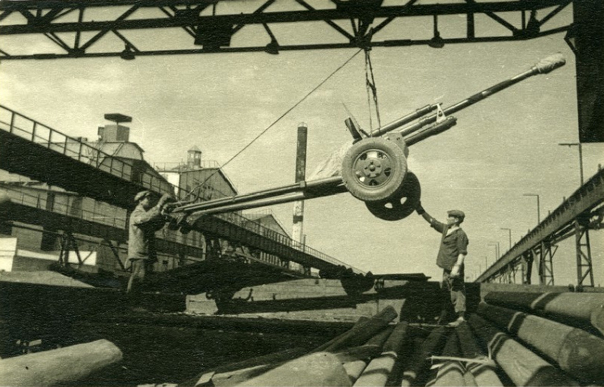 Официально производство пушек ЗИС-3 было одобрено только в начале 1942 года, хотя к тому моменту на фронте было уже не меньше тысячи таких орудий