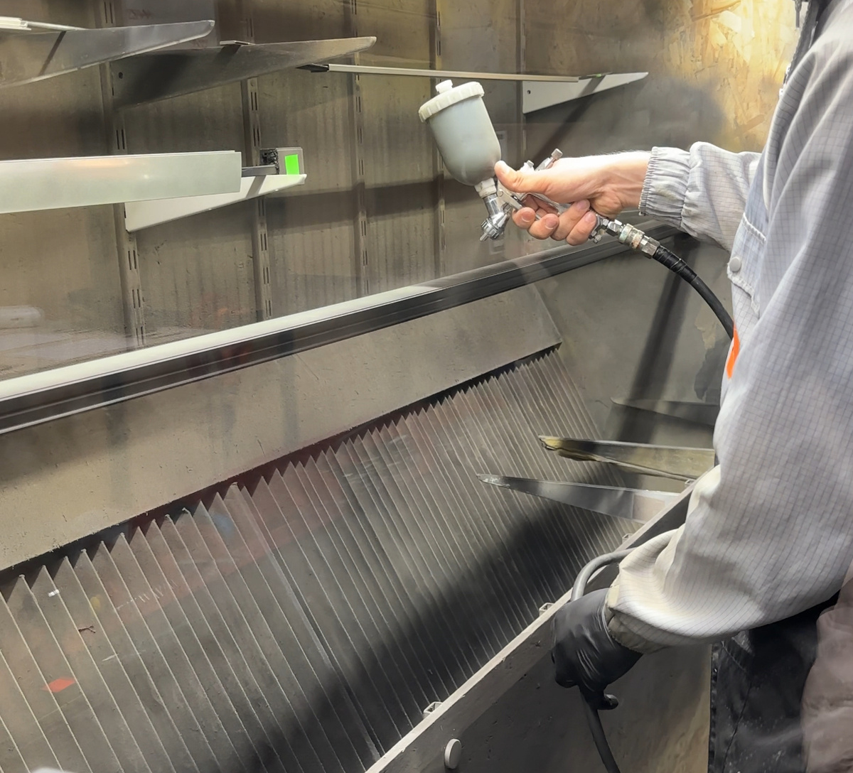 Нанесение слоя воздушным методом покраски