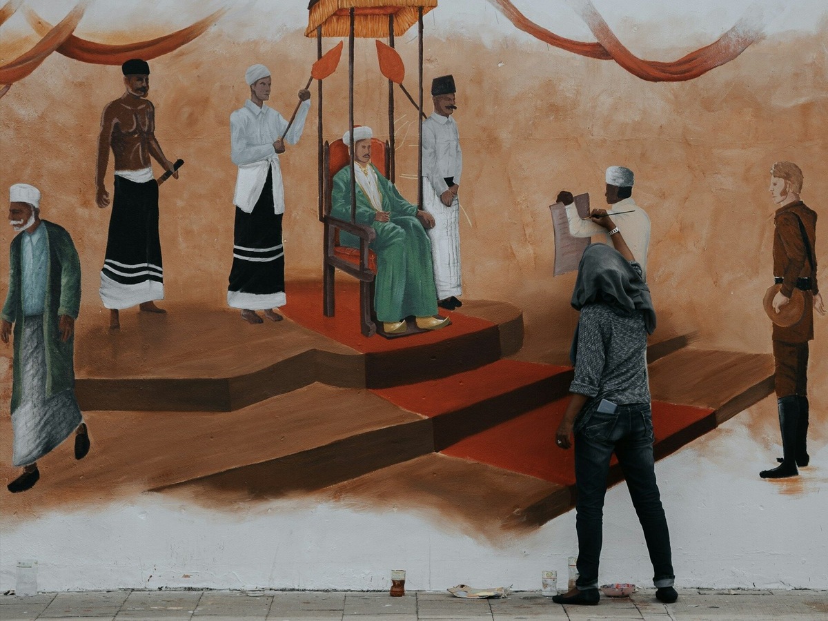 На улицах часто можно встретить уличное искусство на исламскую тематику. Фото: Anoof Junaid / Unsplash