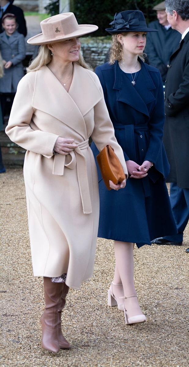  Герцогиню Эдинбургскую часто называют одним из самых стильных членов королевской семьи, с тех пор как ее потрясающее свадебное платье от Саманты Кесвик покорило зрителей во время ее свадьбы с принцем-2