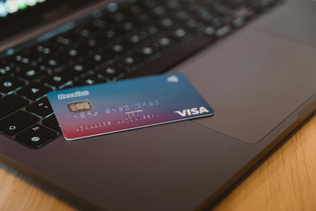 При оформлении кредитной или дебетовой карты клиент обязан указать актуальный номер мобильного телефона вместе с паспортными данными. Это важно для обеспечения связи между банком и владельцем карты.-2
