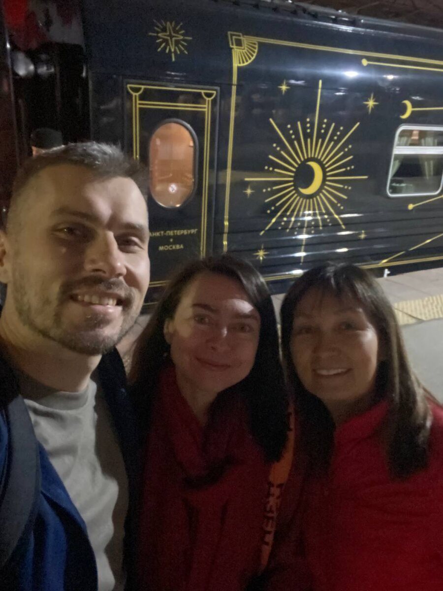 А это мы с подругой в Питер едем на ночном экспрессе – он такой красивый за спиной)