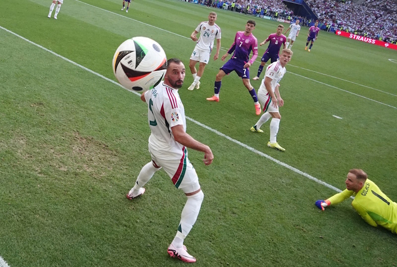 Мяч влетает в сетку ворот сборной Венгрии после удара Джамала Мурсиалы. Фото Rueters