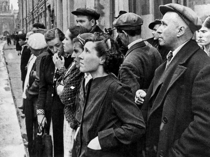 22 июня 1941 года: москвичи слушают объявление по радио о начале Великой Отечественной войны. Фото: Российский государственный архив.