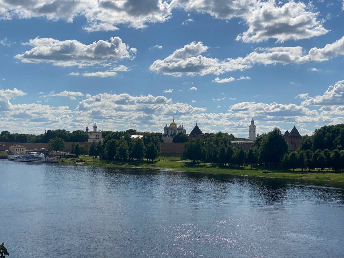 Вид на Кремль. Река Волхов