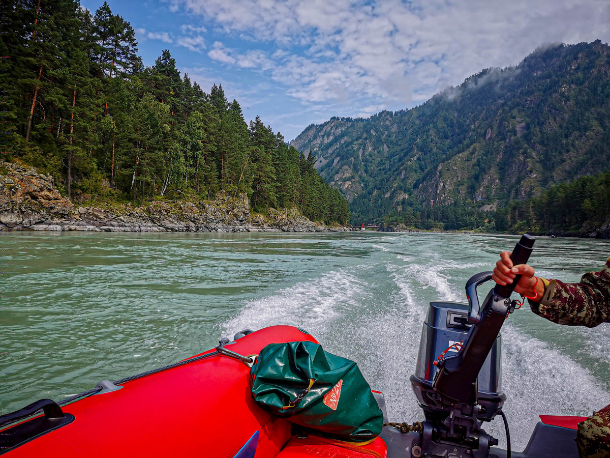 Что ни говори, прокатиться с ветерком мы любим (национальная черта). Вот, по Катуни катаюсь под ПЛМ 50 л.с. (всё зарегистрировано по правилам).