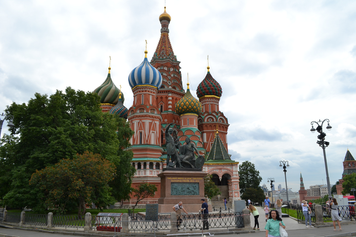 1. Москва. Собор Покрова Пресвятой Богородицы, что на Рву 1555 - 1561 гг. Основатели Царь Иван Грозный, митрополит Макарий. Вид со стороны Лобного места. Северный фасад. 11.06.24 г. Фото автора