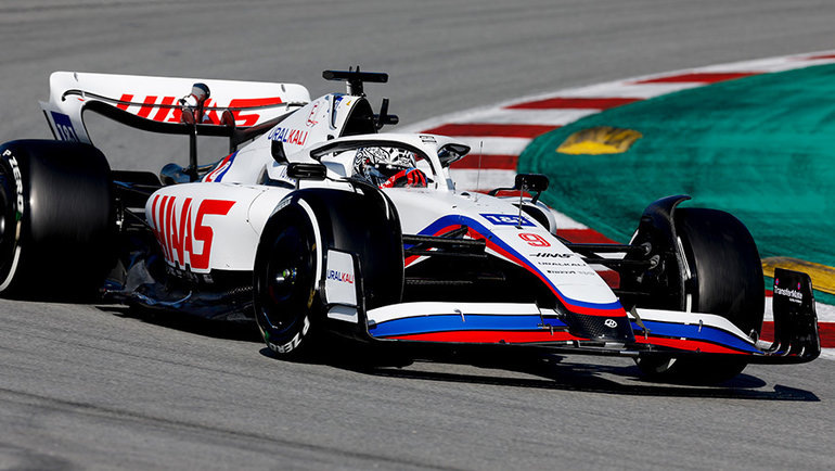    болид «Хаас» с логотипами «Уралкалия» и российским триколором. Global Look Press