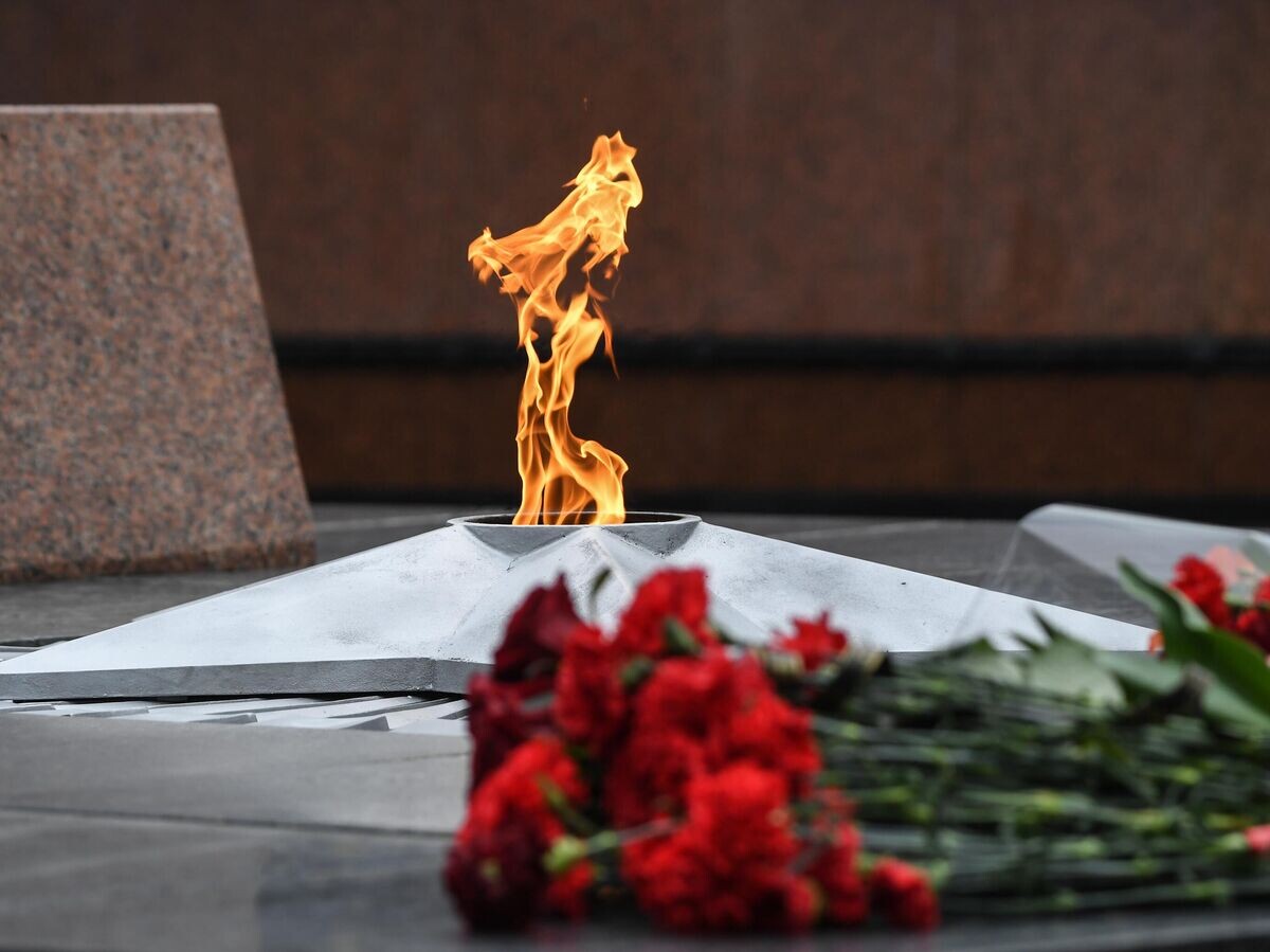    Цветы, возложенные к Вечному огню на могиле Неизвестного солдата© РИА Новости / Константин Михальчевский