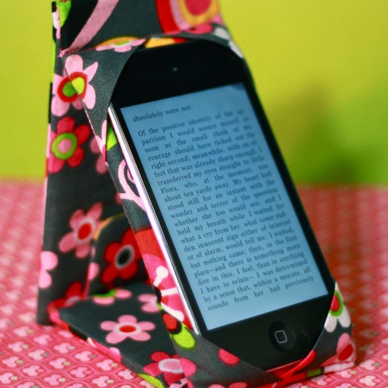    Текстильный чехол-подставка для смартфона   
Источник: Скриншот из видео