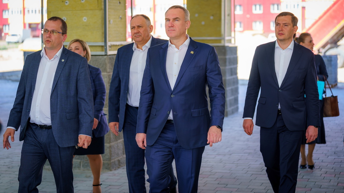    В центре внимания - социальная сфера. Руслан Кухарук работает сегодня в Ханты-Мансийске