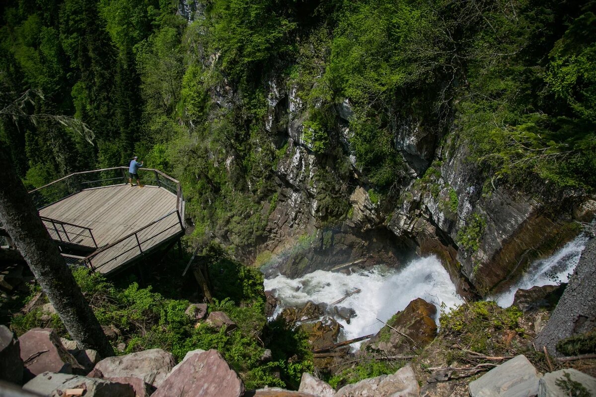 Вид на водопад "Золотой" со смотровой площадки парка водопадов "Менделиха"