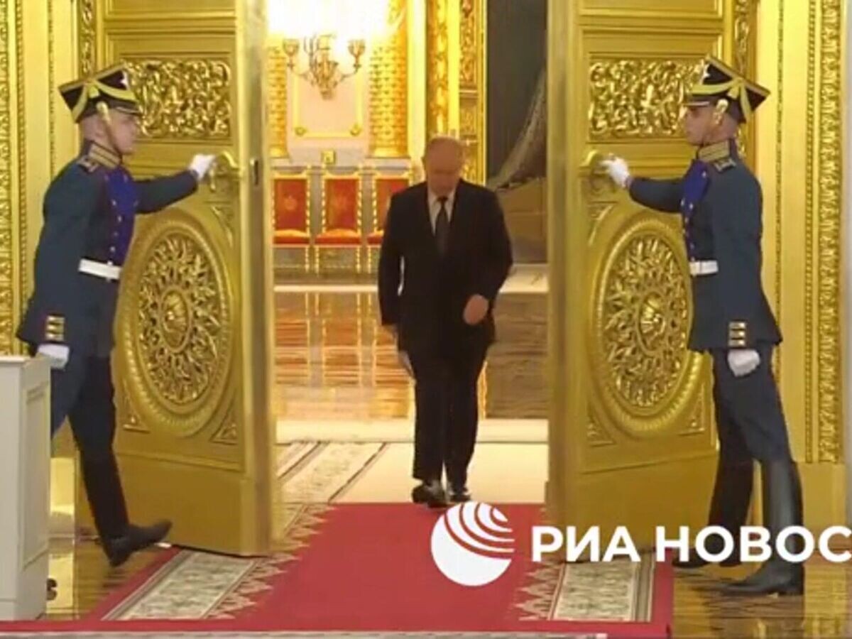    Путин поздравил в Кремле выпускников военных вузов с окончанием учебы© РИА Новости