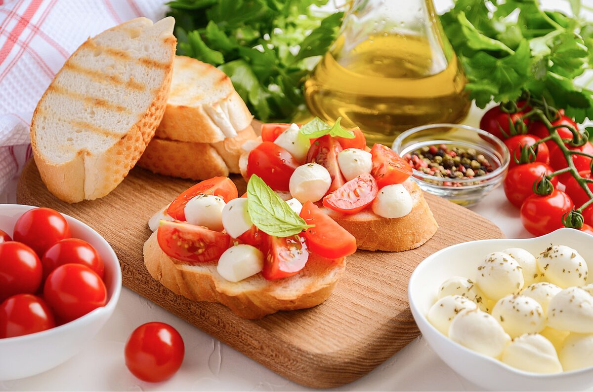 В жару совсем не хочется долго стоять у плиты. Освежающая прохлада, восхитительный вкус и настоящий запах лета — удивляйте друзей и близких необычными холодными блюдами, приготовленными своими руками!