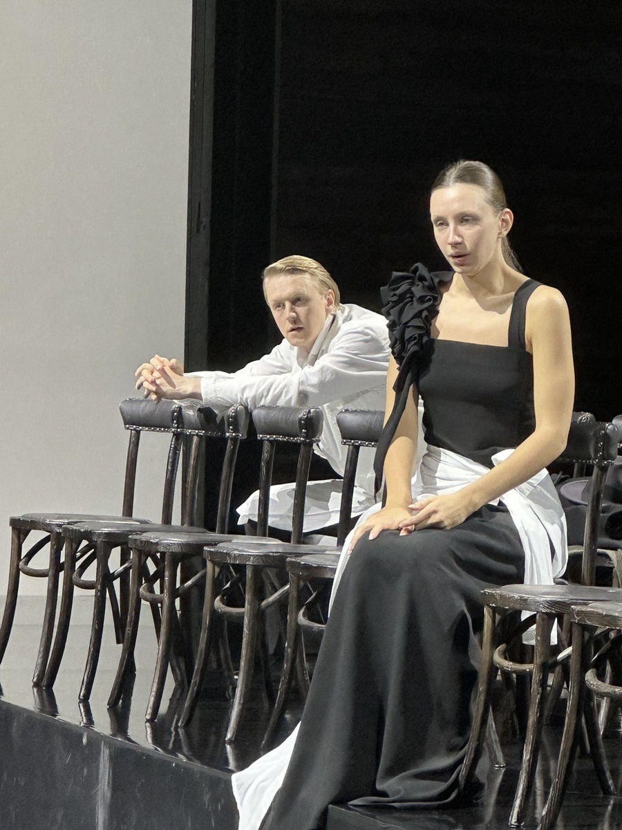 Сцена у психотерапевта. Спектакль "Дамасобачка". Фото автора.