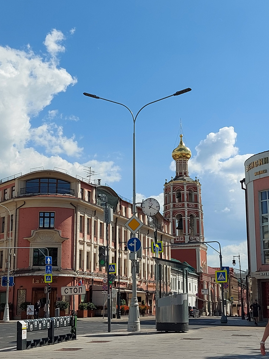 Петровка 28 и вид на улицу Петровка