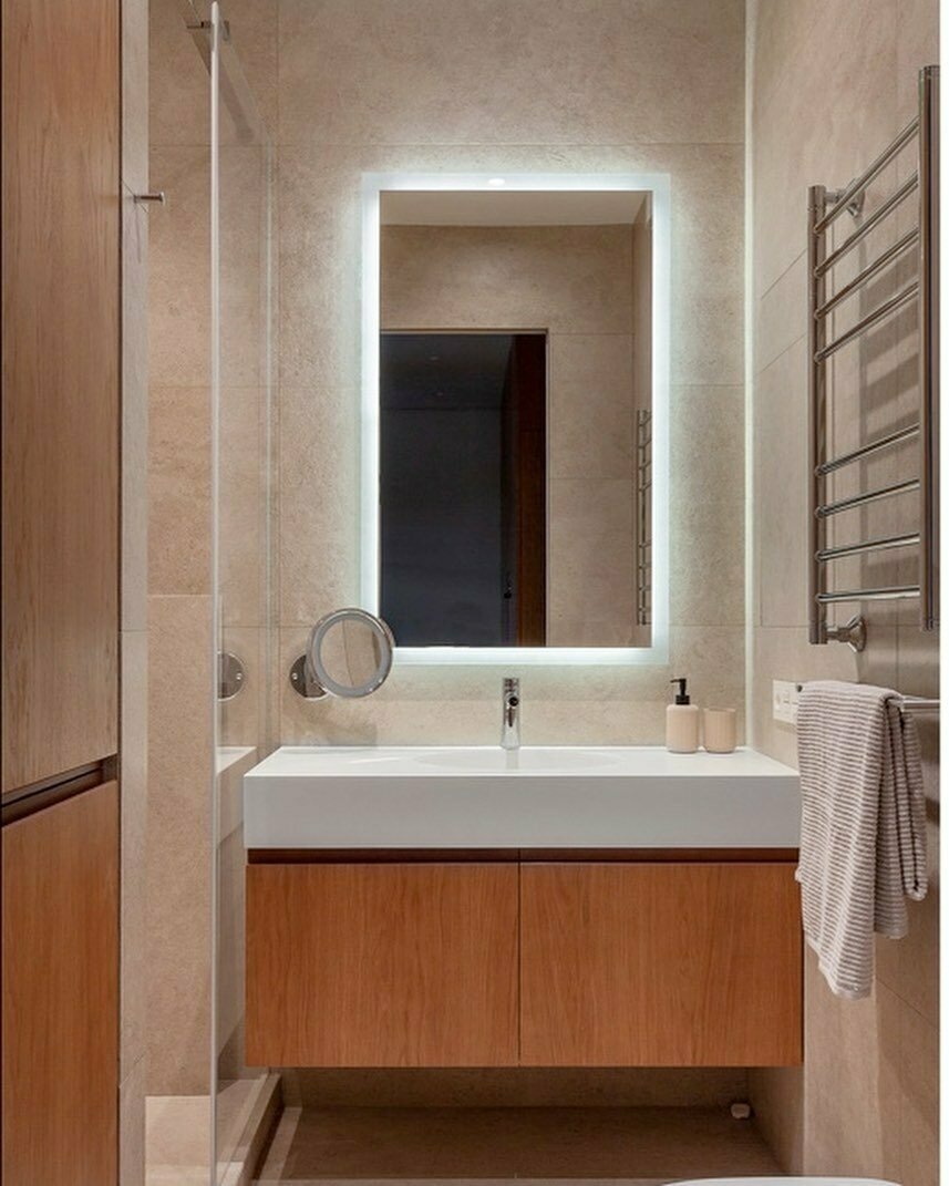 Белая столешница из акрилового камня с интегрированной раковиной