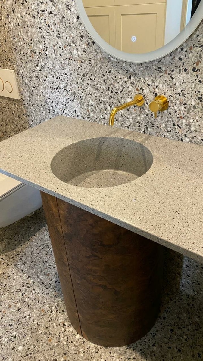 Столешница из искусственного камня с встроеной раковиной для ванной комнаты