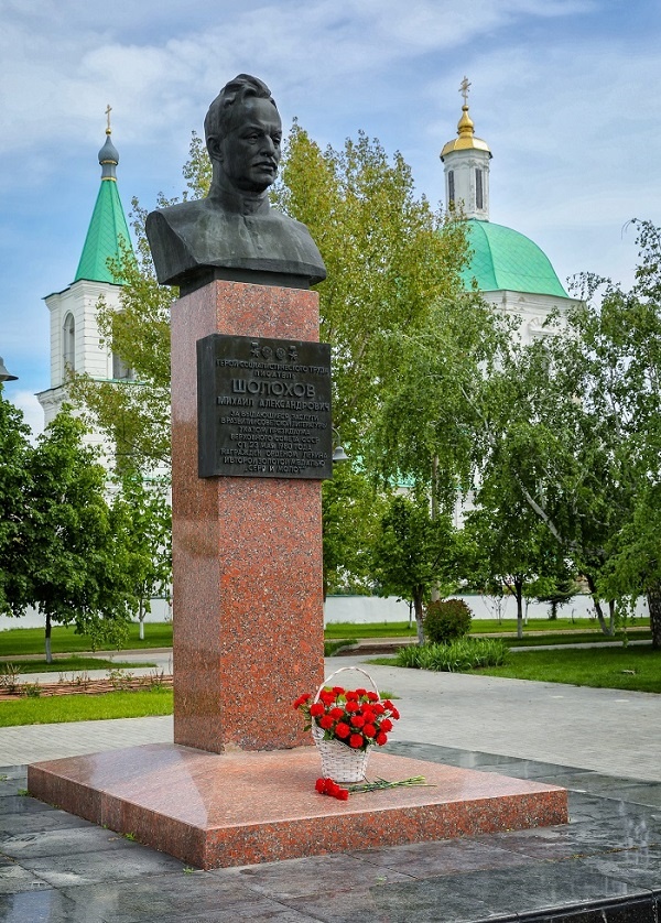 Бюст М.А. Шолохова. Вёшенская. фото С.В. Бугаева