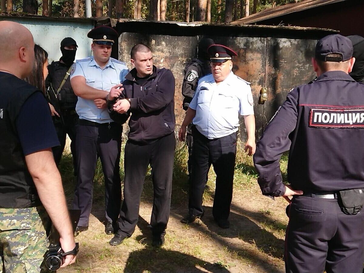    Александр Агеев показывает, как убивал бизнесмена в Кимрах© Фото : СУ СКР по Тверской области