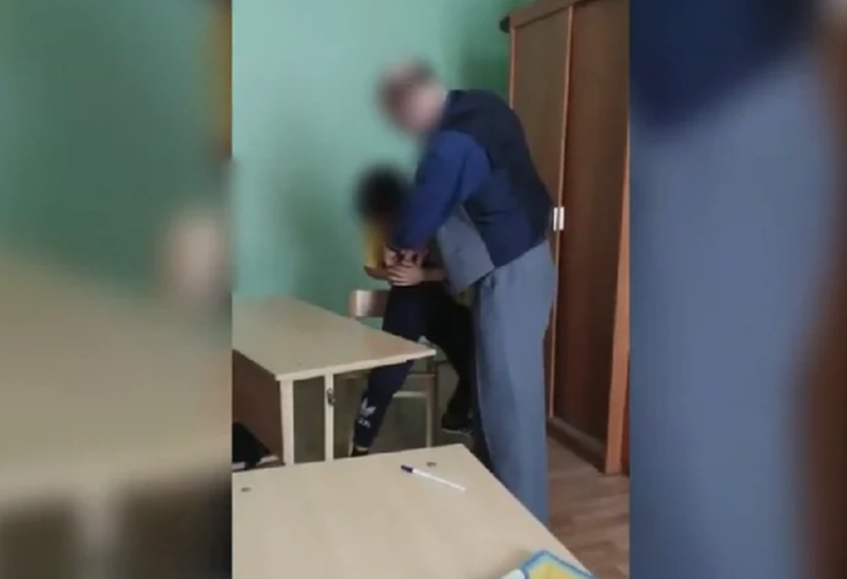 Видеоролик, на котором учитель тульской школы силой отнимает у ученика телефон, вызвал широкий резонанс среди жителей города.