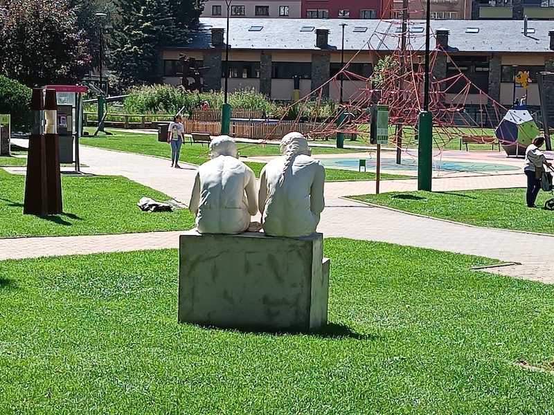 Название работы - Mira, что значит "Смотри".