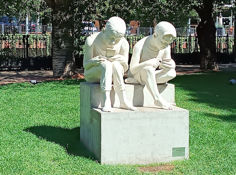 Смотрят они, конечно же, в телефоны...