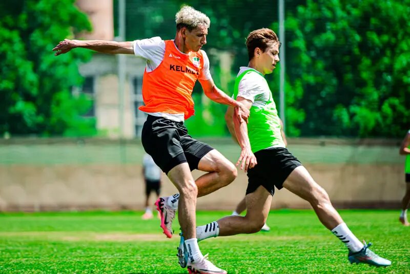    ФК «Нефтехимик» покинули сразу восемь игроков