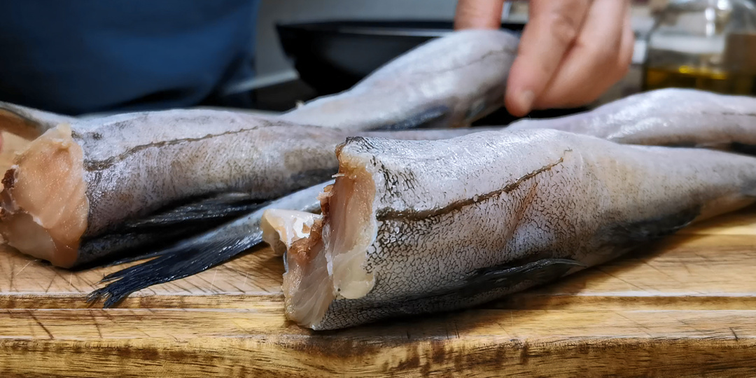 Всю жизнь готовлю минтай и лучше дешевой рыбы не знаю. Кто пробует в восторге от этой вкусноты. Два шикарных рецепта из минтая без заморочек